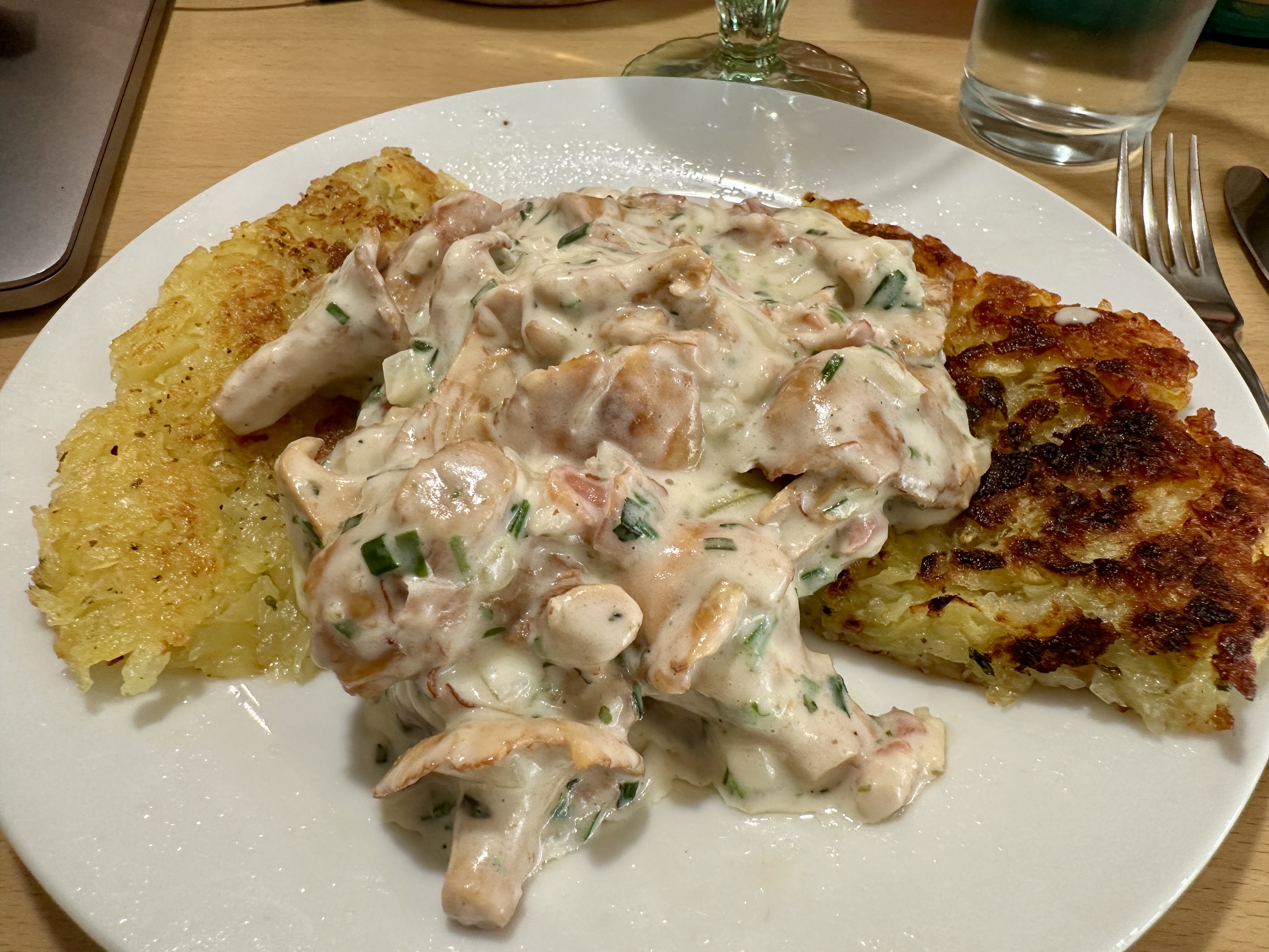 <i>Kartoffelrösti</i><i>mit Pfifferlingen</i>